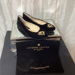 Jacques Levine Black Suede Women's Slippers; Size: 8